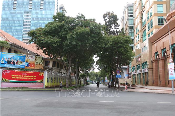 Trong ảnh: Đường Đồng Khởi (Quận 1-TP HCM) vắng bóng người trong những ngày cao điểm phòng, chống dịch bệnh COVID-19. Ảnh: TTXVN

