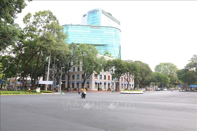 Trong ảnh: Tuyến đường Lê Duẩn và Trung tâm thương mại Diamon Plaza (Quận 1-TP HCM) vắng bóng người trong những ngày cao điểm phòng, chống dịch. Ảnh: TTXVN

