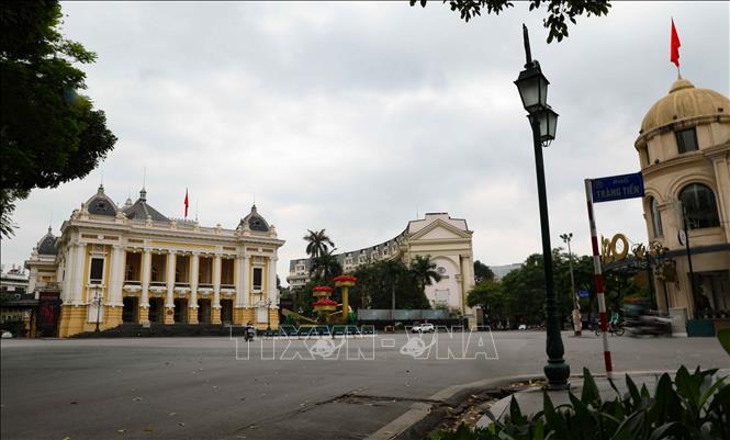 Trong ảnh: Quảng trường Cách Mạng Tháng 8 (Hà Nội) vắng vẻ, ít người qua lại. Ảnh: TTXVN

