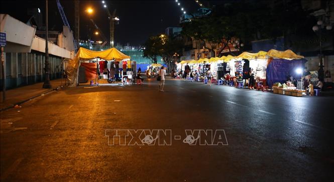 Trong ảnh: Khu vực chợ đêm Bến Thành, nơi sầm uất nhất tại quận 1 (TP HCM) trở nên vắng vẻ. Ảnh: TTXVN

