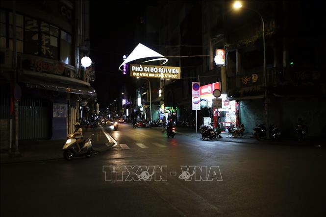 Trong ảnh: Phố đi bộ Bùi Viện (quận 1-TP HCM) vắng vẻ do các nhà hàng, quán bar đã đóng cửa. Ảnh: TTXVN

