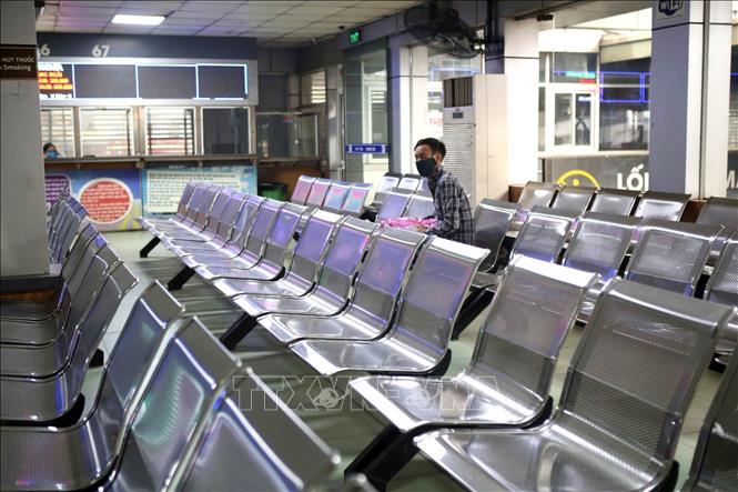 Trong ảnh: Cảnh vắng vẻ tại bến xe Nước Ngầm (Hà Nội). Ảnh: TTXVN

