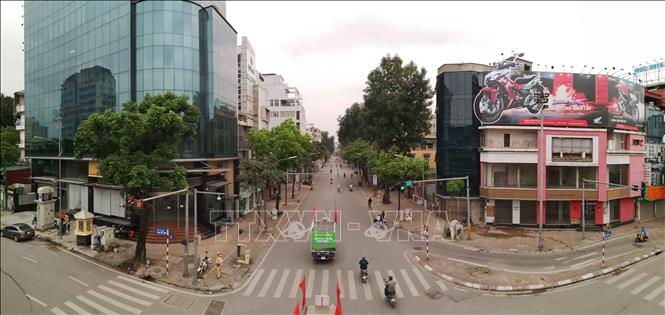 Trong ảnh: Nhiều tuyến phố Hà Nội thưa vắng. Ảnh: TTXVN

