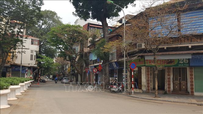 Trong ảnh: Phố Lý Quốc Sư (Hà Nội) không còn cảnh tấp nập như mọi ngày. Ảnh: TTXVN

