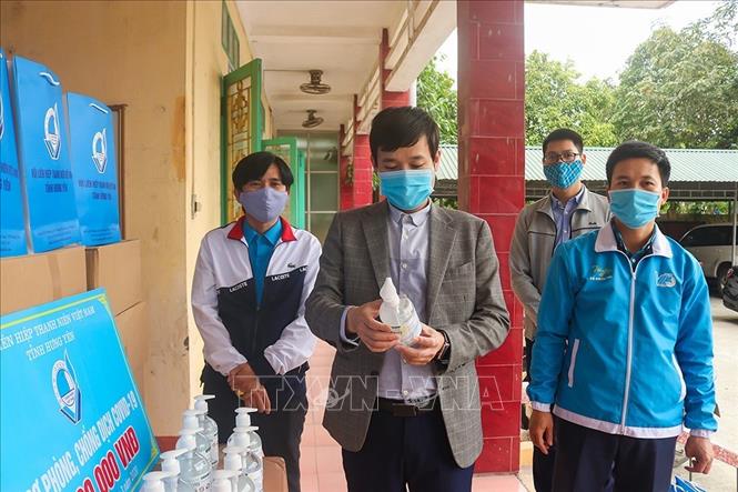 Trong ảnh: Tỉnh đoàn Hưng Yên trao tặng Trung tâm Kiểm soát dịch bệnh tỉnh Hưng Yên 100 bộ quần áo bảo hộ y tế, 500 chai nước rửa tay sát khuẩn, 1.500 khẩu trang vải. Ảnh: Đinh Tuấn - TTXVN
