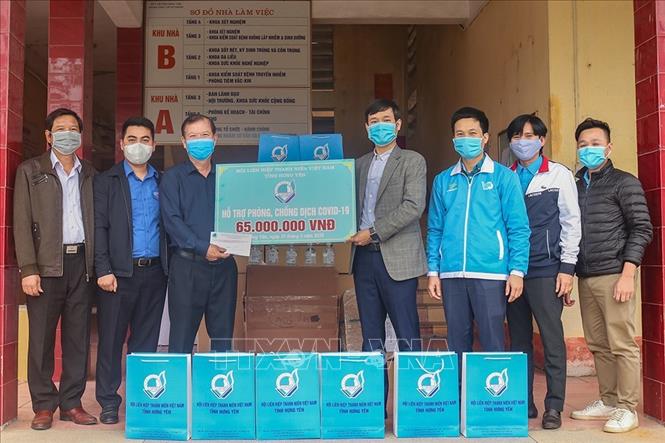 Trong ảnh: Phó Bí thư thường trực Tỉnh đoàn Hưng Yên, Nguyễn Tuấn Phong (thứ tư từ phải sang) trao thiết bị y tế cho lãnh đạo Trung tâm Kiểm soát dịch bệnh tỉnh Hưng Yên. Ảnh: Đinh Tuấn - TTXVN