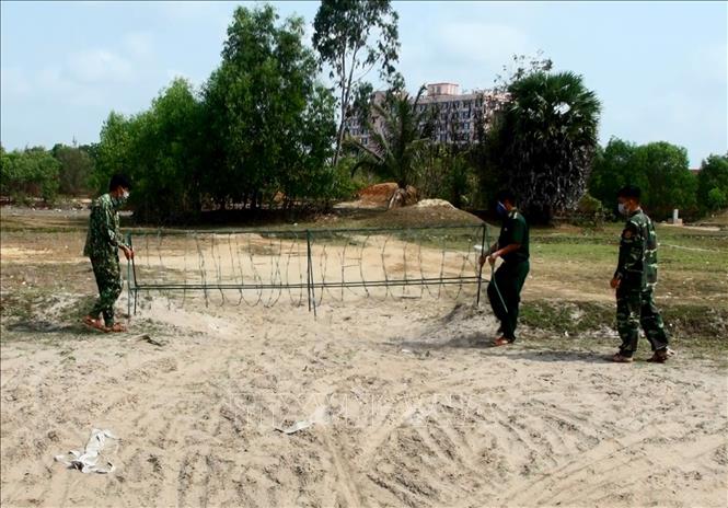 Trong ảnh: Bộ đội Biên phòng Kiên Giang kiểm soát nghiêm ngặt tuyến biên giới đường bộ. Ảnh: Hồng Đạt - TTXVN
