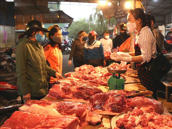 Trong ảnh: Người dân mua sắm thực phẩm cần thiết tại chợ Phùng Khoang trong ngày 1/4 - ngày đầu tiên thực hiện cách ly toàn xã hội. Ảnh: Vũ Sinh - TTXVN