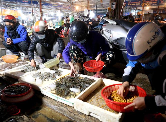Trong ảnh: Người dân mua sắm thực phẩm cần thiết tại chợ Phùng Khoang trong ngày 1/4 - ngày đầu tiên thực hiện cách ly toàn xã hội. Ảnh: Vũ Sinh - TTXVN