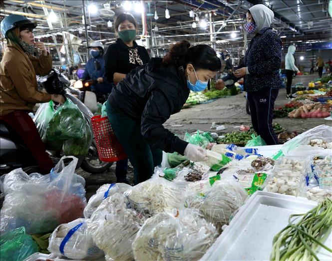 Trong ảnh: Người dân mua sắm thực phẩm cần thiết tại chợ Phùng Khoang trong ngày 1/4 - ngày đầu tiên thực hiện cách ly toàn xã hội. Ảnh: Vũ Sinh - TTXVN