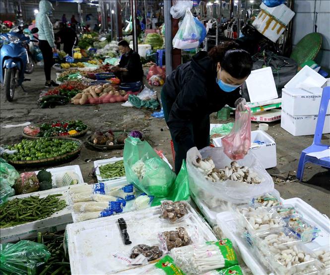 Trong ảnh: Người dân mua sắm thực phẩm tại chợ Phùng Khoang trong ngày 1/4 - ngày đầu tiên thực hiện cách ly toàn xã hội. Ảnh: Vũ Sinh - TTXVN