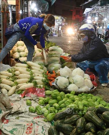 Trong ảnh: Người dân mua sắm rau xanh tại chợ Phùng Khoang trong ngày 1/4 - ngày đầu tiên thực hiện cách ly toàn xã hội. Ảnh: Vũ Sinh - TTXVN