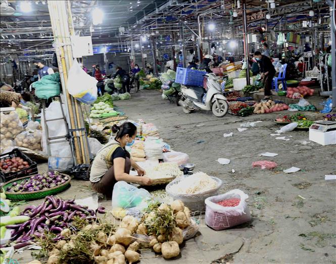 Trong ảnh: Một góc Chợ Phùng Khoang trong ngày 1/4 - ngày đầu tiên thực hiện cách ly toàn xã hội. Ảnh: Vũ Sinh - TTXVN