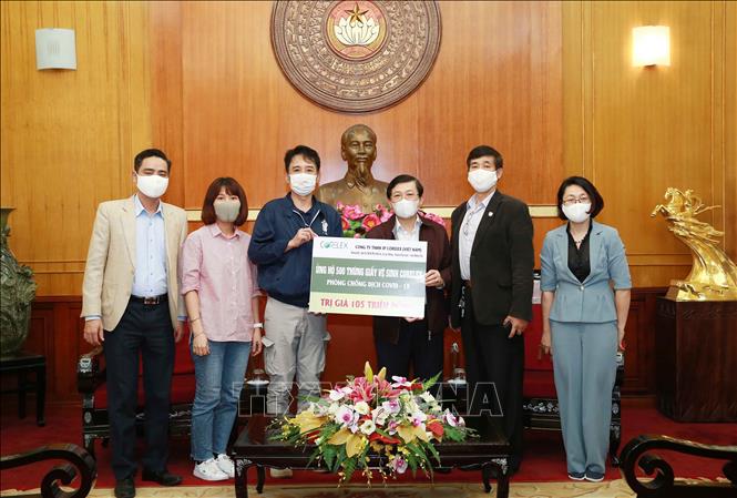 Trong ảnh: Phó Chủ tịch Ủy ban Trung ương MTTQ Việt Nam Nguyễn Hữu Dũng tiếp nhận ủng hộ từ Công ty TNHH JP Corelex (Việt Nam). Ảnh: Doãn Tấn – TTXVN