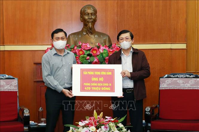 Trong ảnh: Phó Chủ tịch Ủy ban Trung ương MTTQ Việt Nam Nguyễn Hữu Dũng tiếp nhận ủng hộ từ Văn phòng Trung ương Đảng. Ảnh: Doãn Tấn – TTXVN