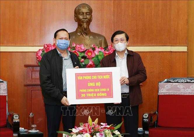 Trong ảnh: Phó Chủ tịch Ủy ban Trung ương MTTQ Việt Nam Nguyễn Hữu Dũng tiếp nhận ủng hộ từ Văn phòng Chủ tịch nước. Ảnh: Doãn Tấn – TTXVN