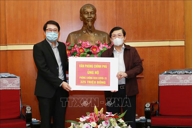 Trong ảnh: Phó Chủ tịch Ủy ban Trung ương MTTQ Việt Nam Nguyễn Hữu Dũng tiếp nhận ủng hộ từ Văn phòng Chính phủ. Ảnh: Doãn Tấn – TTXVN