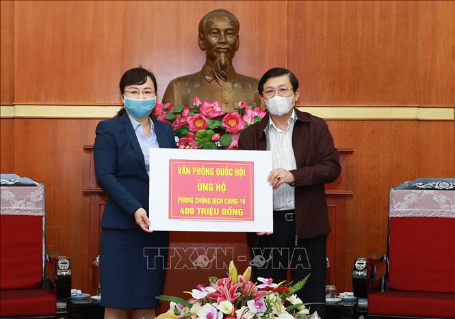 Trong ảnh: Phó Chủ tịch Ủy ban Trung ương MTTQ Việt Nam Nguyễn Hữu Dũng tiếp nhận ủng hộ từ Văn Phòng Quốc hội. Ảnh: Doãn Tấn – TTXVN