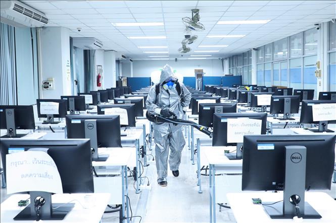 Trong ảnh: Phun thuốc khử trùng nhằm ngăn chặn sự lây lan của COVID-19 tại Bangkok, Thái Lan, ngày 24/3/2020. Ảnh: AFP/TTXVN