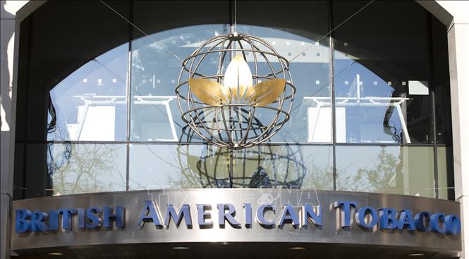 Trong ảnh: Trụ sở của Công ty thuốc lá British American Tobacco ở London, Anh. Ảnh: AFP/TTXVN