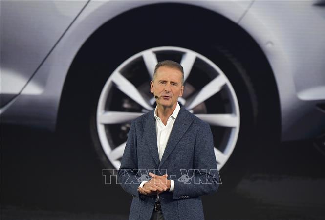 Trong ảnh: Giám đốc điều hành Volkswagen (VW), ông Herbert Diess phát biểu tại lễ ra mắt mẫu xe mới ở Wolfsburg, Đức, ngày 24/10/2019. Ảnh: AFP/TTXVN