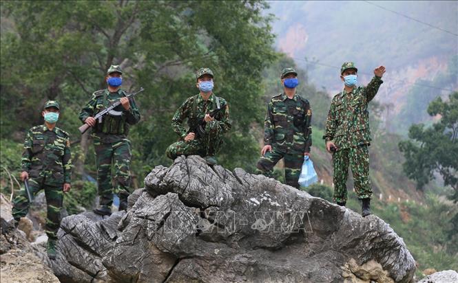 Trong ảnh: Cán bộ, chiến sĩ Đồn Biên phòng Si Ma Cai tuần tra kiểm soát khu vực  biên giới. Ảnh: Dương Giang - TTXVN