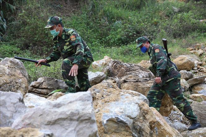 Trong ảnh: Cán bộ, chiến sĩ Đồn Biên phòng Si Ma Cai (Lao Cai) tuần tra kiểm soát khu vực  biên giới. Ảnh: Dương Giang - TTXVN