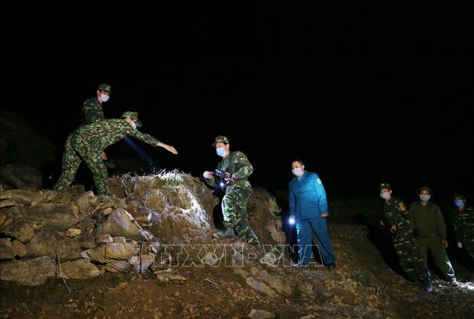 Trong ảnh: Cán bộ, chiến sĩ Đồn Biên phòng Pha Long, huyện Mường Khương tuần tra kiểm soát khu vực  biên giới. Ảnh: Dương Giang - TTXVN