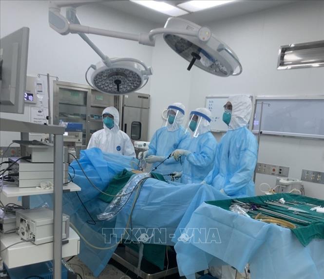 Trong ảnh: Những bác sĩ, nhân viên y tế Bệnh viện Bệnh Nhiệt đới Trung ương cơ sở 2 đang ngày đêm nỗ lực điều trị cho các bệnh nhân COVID-19 nặng. Ảnh: TTXVN phát