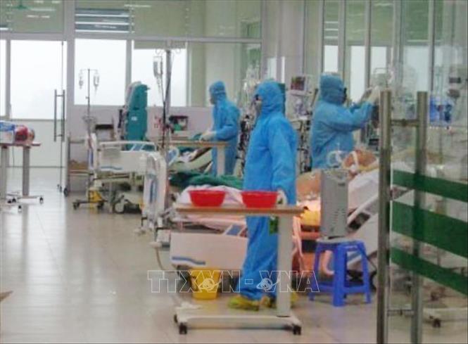Trong ảnh: Những bác sĩ, nhân viên y tế Bệnh viện Bệnh Nhiệt đới Trung ương cơ sở 2 đang ngày đêm thầm lặng, nỗ lực điều trị cho các bệnh nhân COVID-19. Ảnh: TTXVN phát
