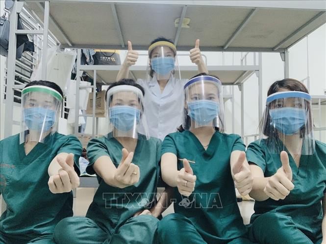 Trong ảnh: Các bác sĩ, nhân viên y tế Bệnh viện Bệnh Nhiệt đới Trung ương thể hiện sự lạc quan và tinh thần quyết tâm chiến thắng đại dịch COVID-19. Ảnh: TTXVN phát