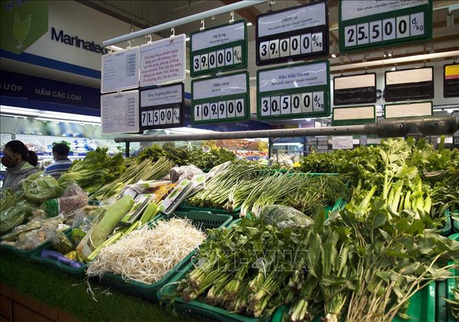 Trong ảnh: Các loại rau màu được được bày bán nhiều tại Siêu thị Co.op Mart Rạch Giá. Ảnh: Hồng Đạt - TTXVN
