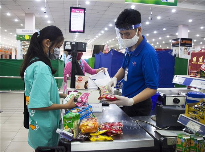 Trong ảnh: Người dân mua sắm hàng hoá tại Siêu thị Co.op Mart Rạch Giá. Ảnh: Hồng Đạt - TTXVN

