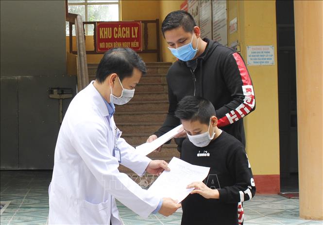 Trong ảnh: Bệnh nhi số 73 điều trị tại khoa Truyền nhiễm của Trung tâm y tế huyện Thanh Miện (Hải Dương) được công bố khỏi bệnh. Ảnh: TTXVN phát