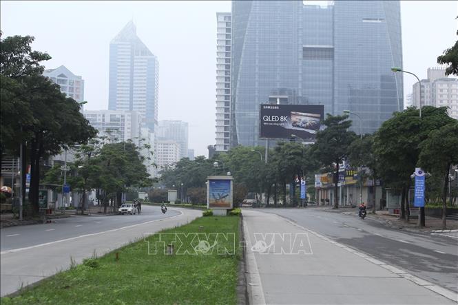 Trong ảnh: Đường Lê Văn Lương, mật độ giao thông giảm hơn ngày thường. Ảnh: Minh Quyết - TTXVN