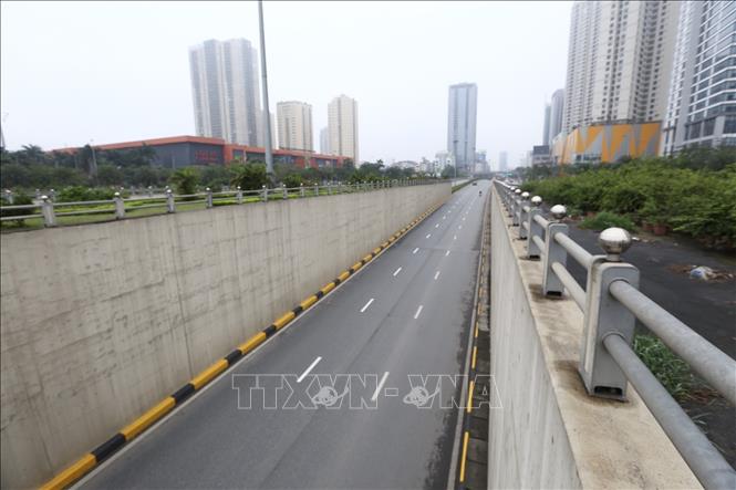 Trong ảnh: Đường hầm Đại lộ Thăng Long, mật độ giao thông giảm hơn ngày thường. Ảnh: Minh Quyết - TTXVN