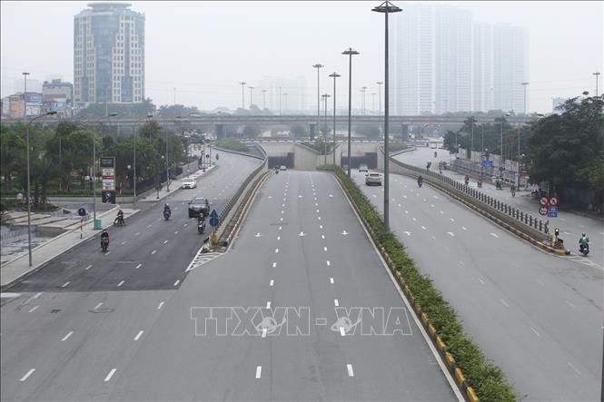 Trong ảnh: Đường Trần Duy Hưng, mật độ giao thông giảm hơn ngày thường. Ảnh: Minh Quyết - TTXVN