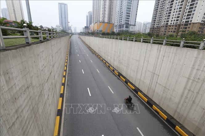 Trong ảnh: Đường hầm Đại lộ Thăng Long, mật độ giao thông giảm hơn ngày thường. Ảnh: Minh Quyết - TTXVN