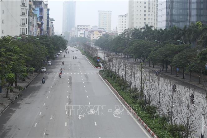 Trong ảnh: Đường Trần Duy Hưng, mật độ giao thông giảm hơn ngày thường. Ảnh: Minh Quyết - TTXVN