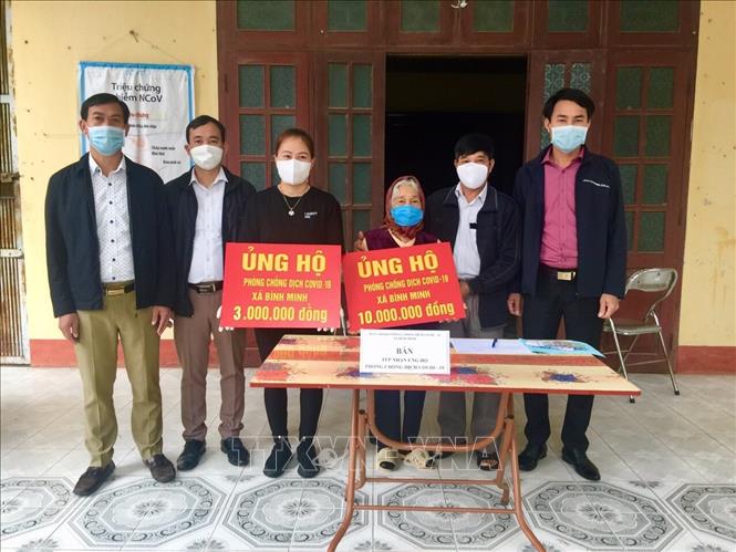 Trong ảnh: Cụ Nguyễn Thị Báu dùng tiền trợ cấp người cao tuổi tiết kiệm nhiều năm để ủng hộ chống dịch COVID-19. Ảnh: Đinh Tuấn - TTXVN
