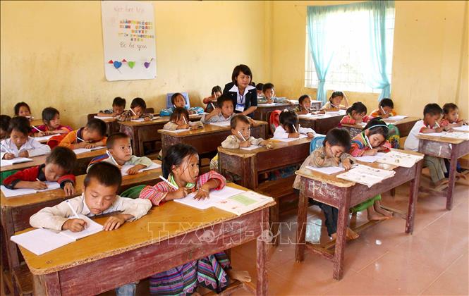 Trong ảnh: Giờ tập viết của học sinh lớp 1 tại phân trường thôn 5 Trường Tiểu học xã Rô Men, huyện Đam Rông (Lâm Đồng). Ảnh: Quý Trung - TTXVN