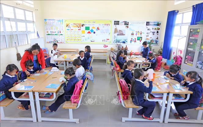 Trong ảnh: Học sinh huyện Lạc Dương (Lâm Đồng) trong một buổi học theo mô hình trường học mới (VNEN). Ảnh: Nguyễn Dũng - TTXVN