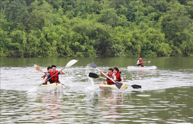 Trong ảnh: Tour du lịch mạo hiểm chèo thuyền Kayak vượt sông tại Lâm Đồng. Ảnh: Nguyễn Dũng – TTXVN