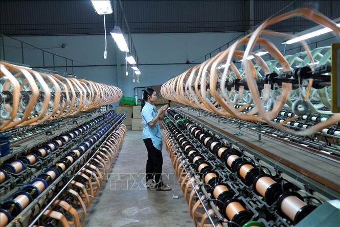 Trong ảnh: Hoạt động sản xuất tại Công ty TNHH xe tơ dệt lụa Hà Bảo (Lâm Đồng). Ảnh: Chu Quốc Hùng - TTXVN