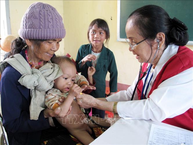 Trong ảnh: Khám bệnh cho đồng bào dân tộc nghèo ở xã N'Thol Hạ, huyện Đức Trọng, tỉnh Lâm Đồng. Ảnh: Thế Anh - TTXVN