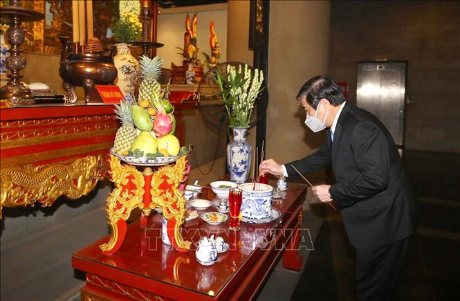 Photo: Chairman of HCM City People’s Committee Nguyen Thanh Phong offers incense. VNA Photo