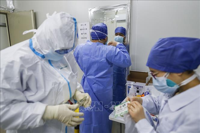 Trong ảnh: Nhân viên y tế làm nhiệm vụ tại khu cách li bệnh viện Nhân dân Thượng Hải, Trung Quốc, nơi điều trị cho các bệnh nhân nhiễm COVID-19, ngày 2/4/2020. Ảnh: THX/TTXVN