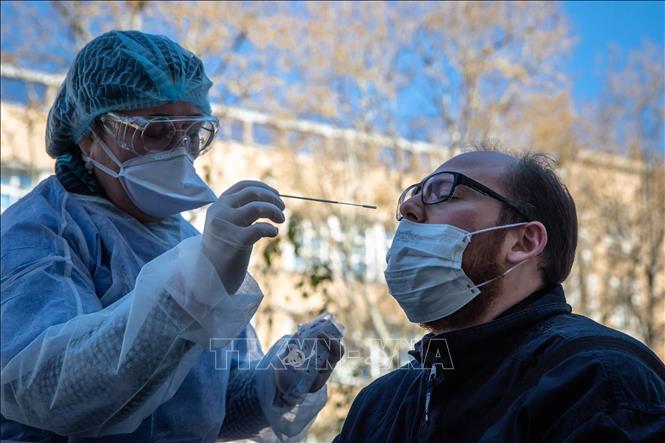 Trong ảnh: Nhân viên y tế lấy mẫu dịch xét nghiệm COVID-19 tại Paris, Pháp ngày 1/4/2020. Ảnh: THX/TTXVN