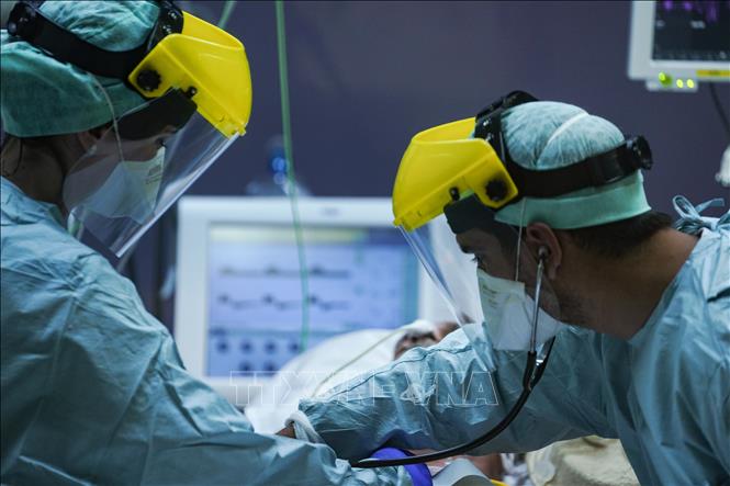 Trong ảnh: Nhân viên y tế điều trị cho bệnh nhân nhiễm COVID-19 tại bệnh viện Erasme, Brussels, Bỉ ngày 25/3/2020. Ảnh: AFP/TTXVN