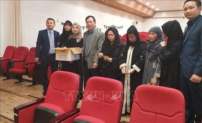 Các cán bộ Đại sứ quán Việt Nam tại Saudi Arabia gặp gỡ và phổ biến thông tin cho người lao động Việt Nam. Ảnh: TTXVN phát